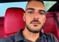 Andrea Spadola ritratto all'interno di un'auto.