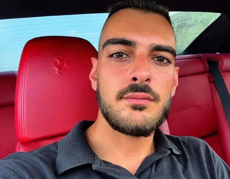 Andrea Spadola ritratto all'interno di un'auto.