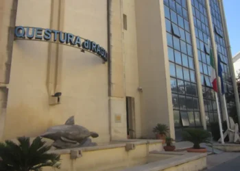 Ingresso della Questura di Ragusa con insegna dell'edificio e bandiere all'esterno