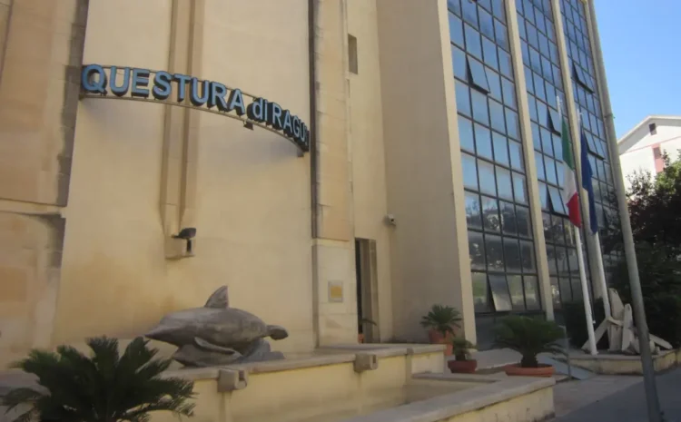Ingresso della Questura di Ragusa con insegna dell'edificio e bandiere all'esterno
