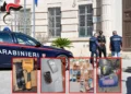 Tre carabinieri davanti al comando di Ragusa, con riquadri del materiale sequestrato: soldi, hashish, bilancino e attrezzi.