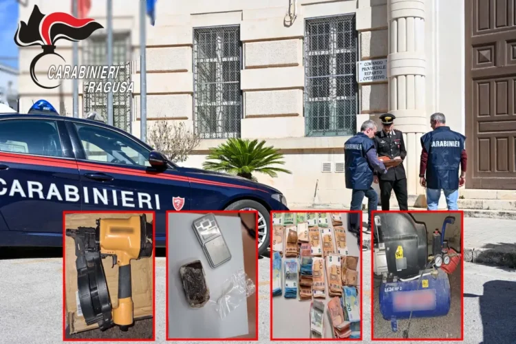 Tre carabinieri davanti al comando di Ragusa, con riquadri del materiale sequestrato: soldi, hashish, bilancino e attrezzi.