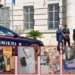 Tre carabinieri davanti al comando di Ragusa, con riquadri del materiale sequestrato: soldi, hashish, bilancino e attrezzi.