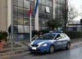 Auto della Polizia di Stato in sosta davanti a un edificio