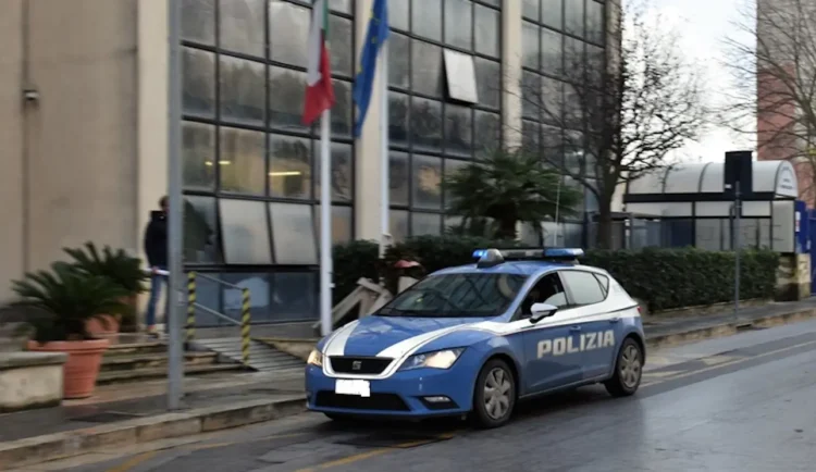 Auto della Polizia di Stato in sosta davanti a un edificio