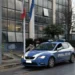 Auto della Polizia di Stato in sosta davanti a un edificio