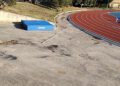 Materasso del salto in alto spostato e aste a terra accanto alla pista di atletica di Ragusa