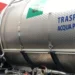 Autobotte con cisterna in acciaio per il trasporto di acqua potabile, vista laterale con tubi e rubinetti di erogazione