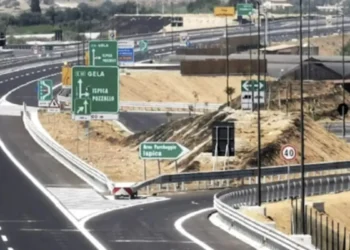 Svincolo autostradale della A18 Rosolini-Modica con cartelli verdi per Ispica, Pozzallo e Gela