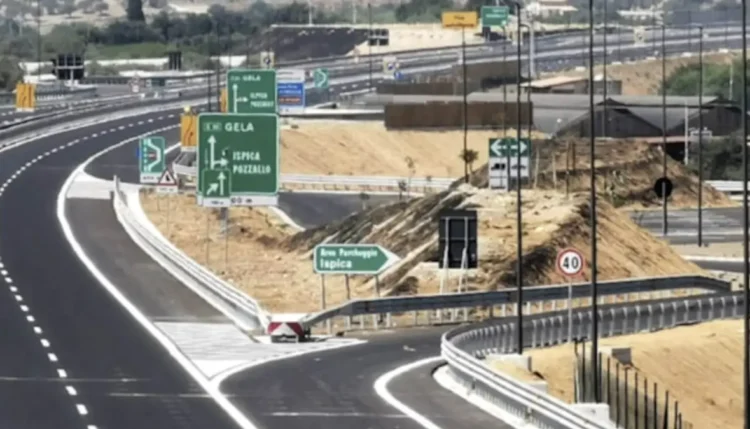 Svincolo autostradale della A18 Rosolini-Modica con cartelli verdi per Ispica, Pozzallo e Gela
