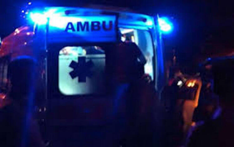 Ambulanza di notte con portellone aperto e luci blu accese durante un intervento di emergenza del 118