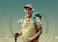 Anziano con zaino e bastoncino sorride accanto al logo della campagna Circolo65 e al logo Sport e Salute.