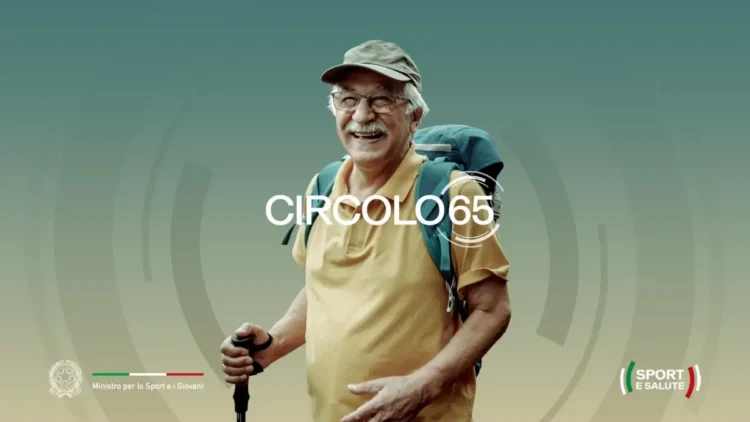 Anziano con zaino e bastoncino sorride accanto al logo della campagna Circolo65 e al logo Sport e Salute.