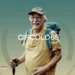 Anziano con zaino e bastoncino sorride accanto al logo della campagna Circolo65 e al logo Sport e Salute.