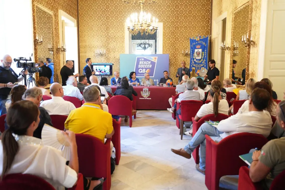 Conferenza stampa delle Finali Scudetto di beach soccer nella Sala degli Specchi di Palazzo Iacono a Vittoria