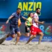 Due giocatori di beach soccer si contendono il pallone sulla sabbia durante una gara ufficiale ad Anzio