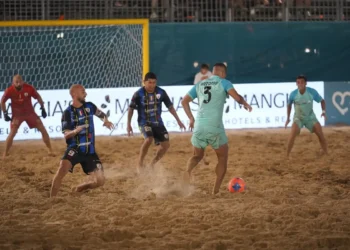 Azione di gioco tra Napoli e Pisa durante la semifinale di beach soccer sulla spiaggia di Scoglitti
