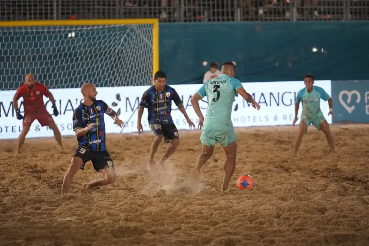 Azione di gioco tra Napoli e Pisa durante la semifinale di beach soccer sulla spiaggia di Scoglitti