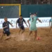 Azione di gioco tra Napoli e Pisa durante la semifinale di beach soccer sulla spiaggia di Scoglitti