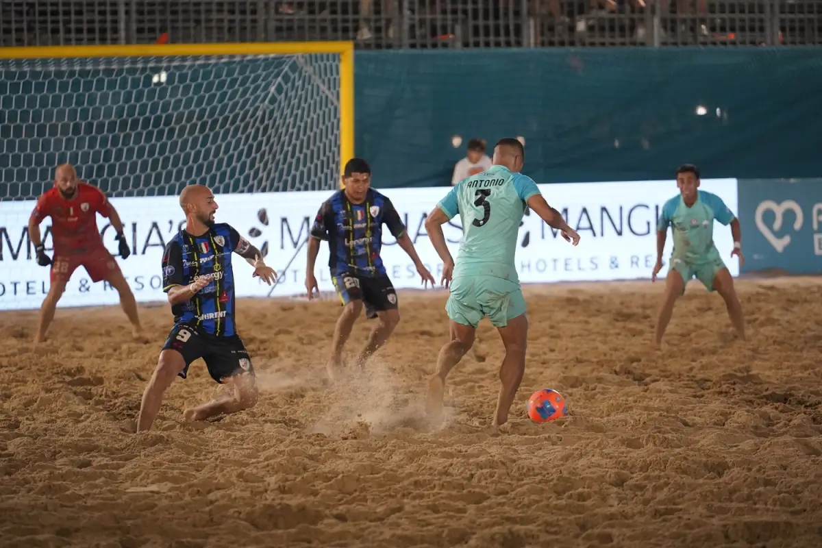 Azione di gioco tra Napoli e Pisa durante la semifinale di beach soccer sulla spiaggia di Scoglitti