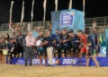 La squadra del Pisa festeggia sul podio della Serie A Q8 di beach soccer 2026 alla Puntocuore Beach Arena di Scoglitti
