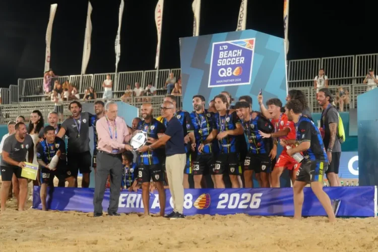 La squadra del Pisa festeggia sul podio della Serie A Q8 di beach soccer 2026 alla Puntocuore Beach Arena di Scoglitti