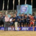 La squadra del Pisa festeggia sul podio della Serie A Q8 di beach soccer 2026 alla Puntocuore Beach Arena di Scoglitti