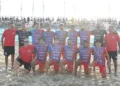 Rosa al completo di We Beach Catania in posa sulla sabbia di Scoglitti, con staff tecnico ai lati, prima della semifinale scudetto.