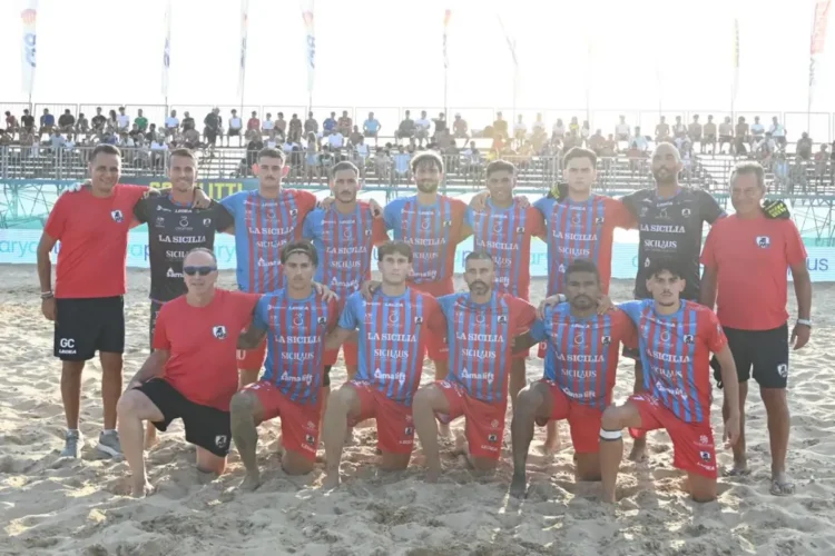 Rosa al completo di We Beach Catania in posa sulla sabbia di Scoglitti, con staff tecnico ai lati, prima della semifinale scudetto.