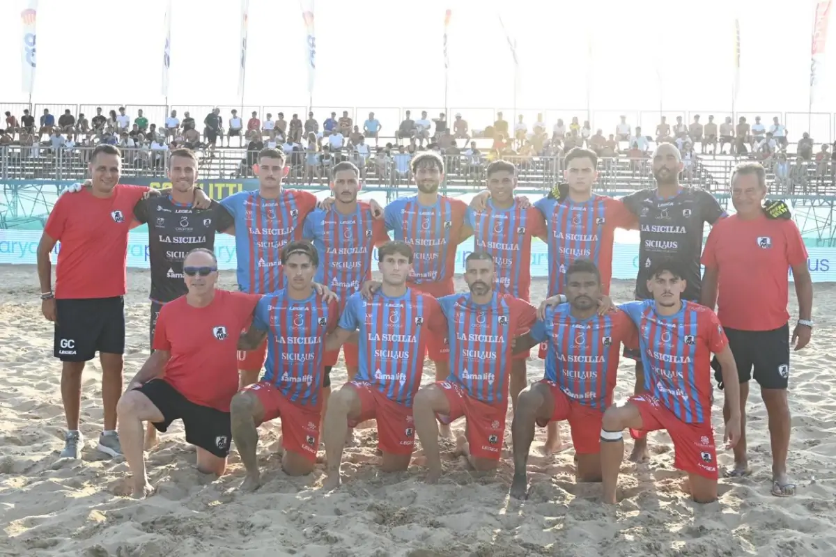 Rosa al completo di We Beach Catania in posa sulla sabbia di Scoglitti, con staff tecnico ai lati, prima della semifinale scudetto.