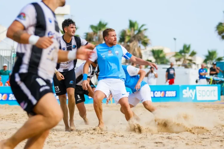 Azione di gioco sulla sabbia di Scoglitti durante i quarti di finale della Poule Scudetto di beach soccer Serie A