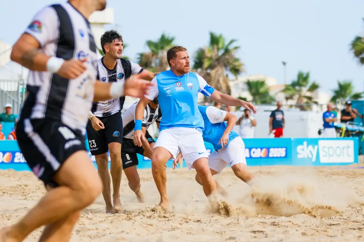 Azione di gioco sulla sabbia di Scoglitti durante i quarti di finale della Poule Scudetto di beach soccer Serie A