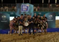 Squadra dell'Ecoris Viareggio sul podio con lo scudetto Under 20 di beach soccer alla Puntocuore Beach Arena di Scoglitti.