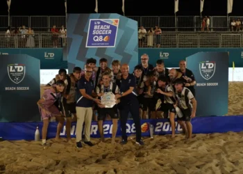 Squadra dell'Ecoris Viareggio sul podio con lo scudetto Under 20 di beach soccer alla Puntocuore Beach Arena di Scoglitti.