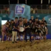 Squadra dell'Ecoris Viareggio sul podio con lo scudetto Under 20 di beach soccer alla Puntocuore Beach Arena di Scoglitti.