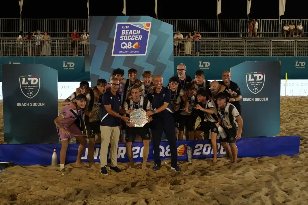 Squadra dell'Ecoris Viareggio sul podio con lo scudetto Under 20 di beach soccer alla Puntocuore Beach Arena di Scoglitti.