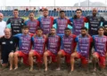 Rosa della We Beach Catania in posa sulla sabbia prima dei quarti di finale della Serie A Q8 di beach soccer a Scoglitti