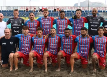 Rosa della We Beach Catania in posa sulla sabbia prima dei quarti di finale della Serie A Q8 di beach soccer a Scoglitti