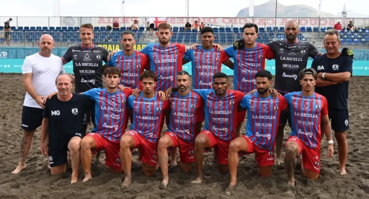Rosa della We Beach Catania in posa sulla sabbia prima dei quarti di finale della Serie A Q8 di beach soccer a Scoglitti