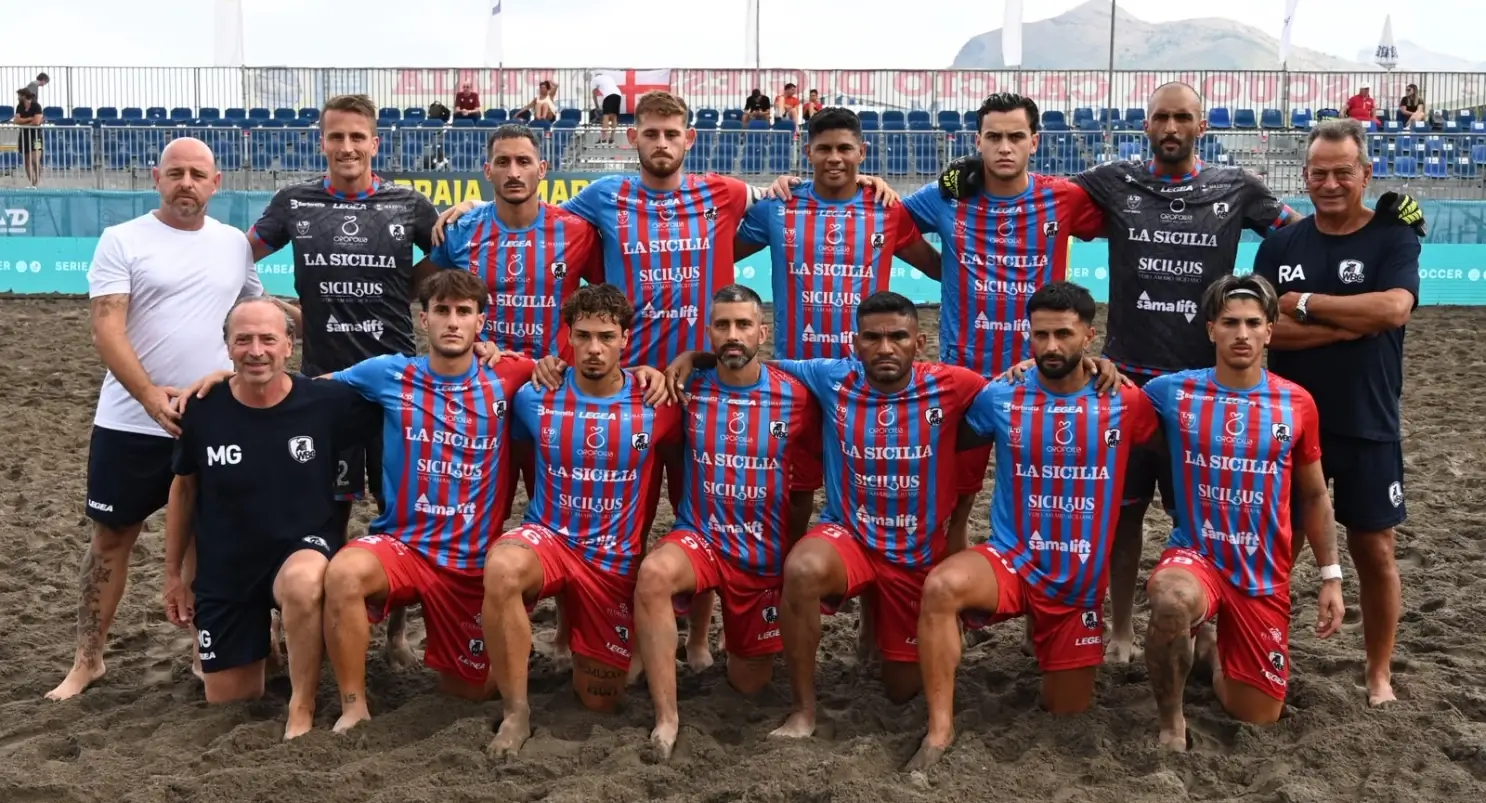 Rosa della We Beach Catania in posa sulla sabbia prima dei quarti di finale della Serie A Q8 di beach soccer a Scoglitti
