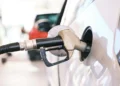 Pistola erogatrice inserita nel serbatoio di un'auto durante un rifornimento di benzina