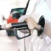 Pistola erogatrice inserita nel serbatoio di un'auto durante un rifornimento di benzina