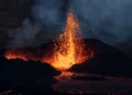 Fontana di lava e colata incandescente durante un'eruzione notturna sull'Etna