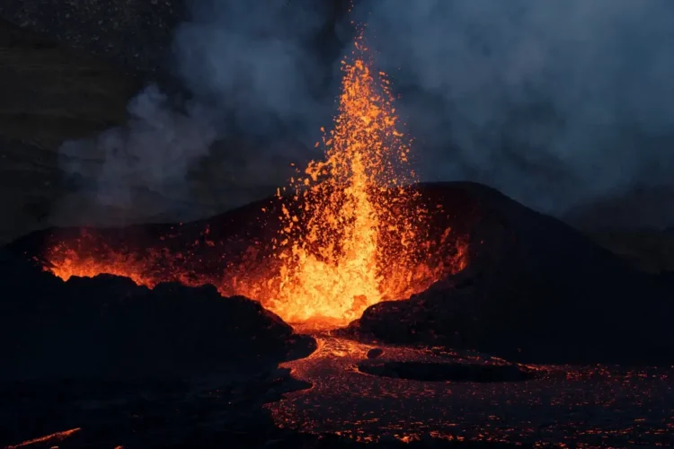 Fontana di lava e colata incandescente durante un'eruzione notturna sull'Etna