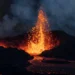 Fontana di lava e colata incandescente durante un'eruzione notturna sull'Etna