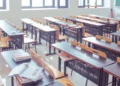 Aula scolastica vuota con banchi e sedie disposti in file