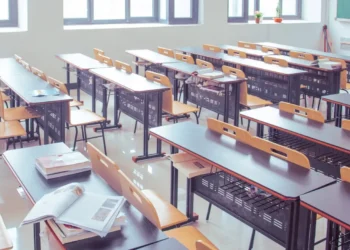 Aula scolastica vuota con banchi e sedie disposti in file