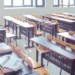 Aula scolastica vuota con banchi e sedie disposti in file