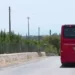 Autobus SAIS Autolinee rosso di spalle su strada provinciale verso Marina di Modica, vegetazione mediterranea ai lati
