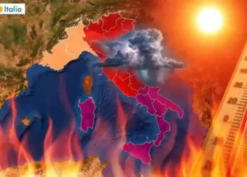 Mappa dell'Italia con overlay a fuoco su Sicilia e Sud, nubi temporalesche al Nord e termometro in primo piano.